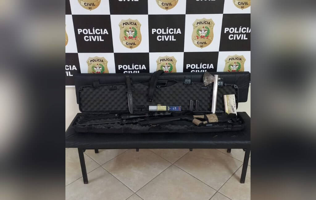 Arma foi apreendida durante a prisão