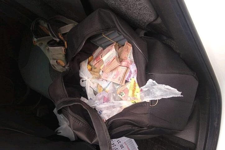 Dinheiro encontrado com um dos suspeitos de participar do assalto