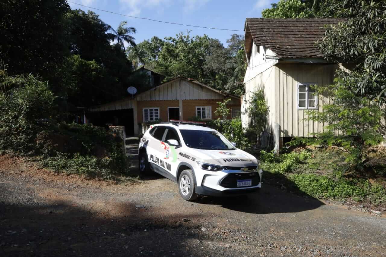 Mulher estava na casa com os filhos, contaram vizinhos