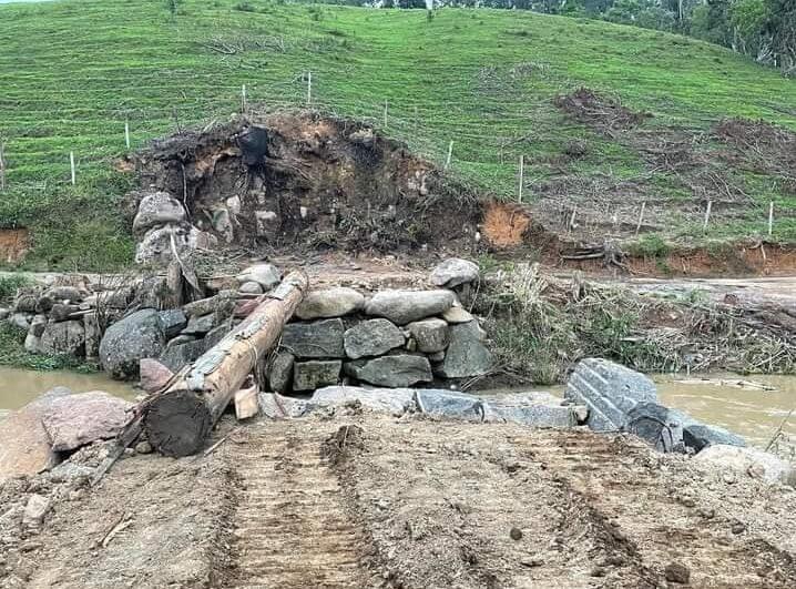 Prefeitura trabalha para recuperar pontes levadas pela água