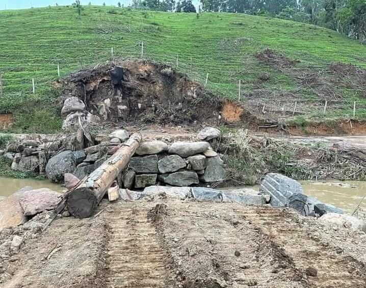 Prefeitura trabalha para recuperar pontes levadas pela água