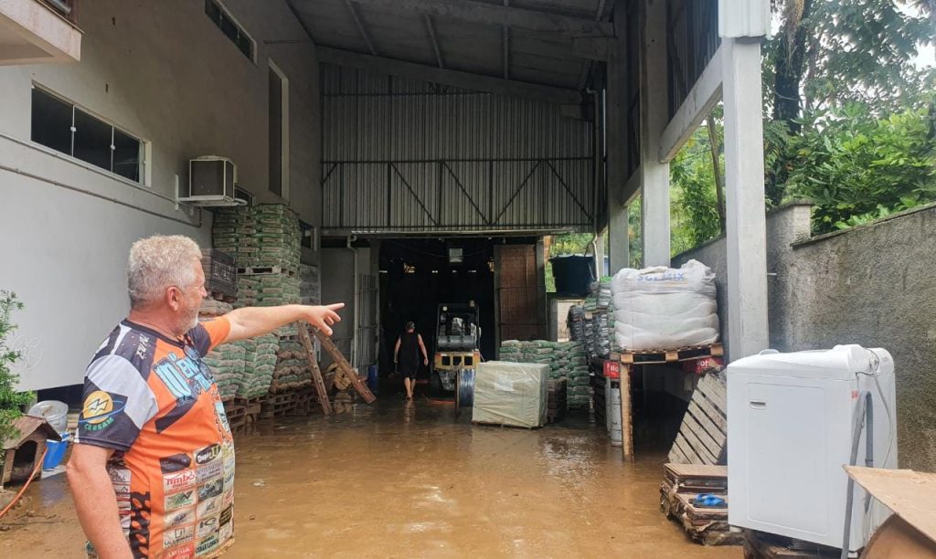 João José percebeu a forte chuva e saiu de casa às pressas