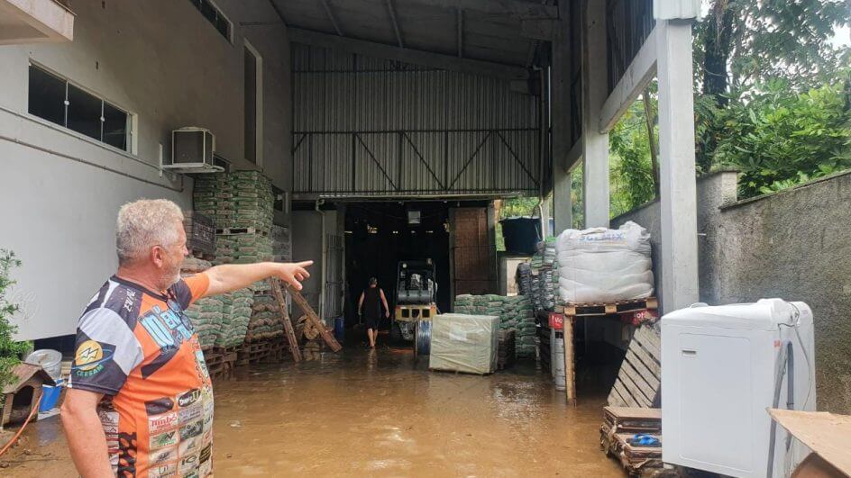 João José percebeu a forte chuva e saiu de casa às pressas