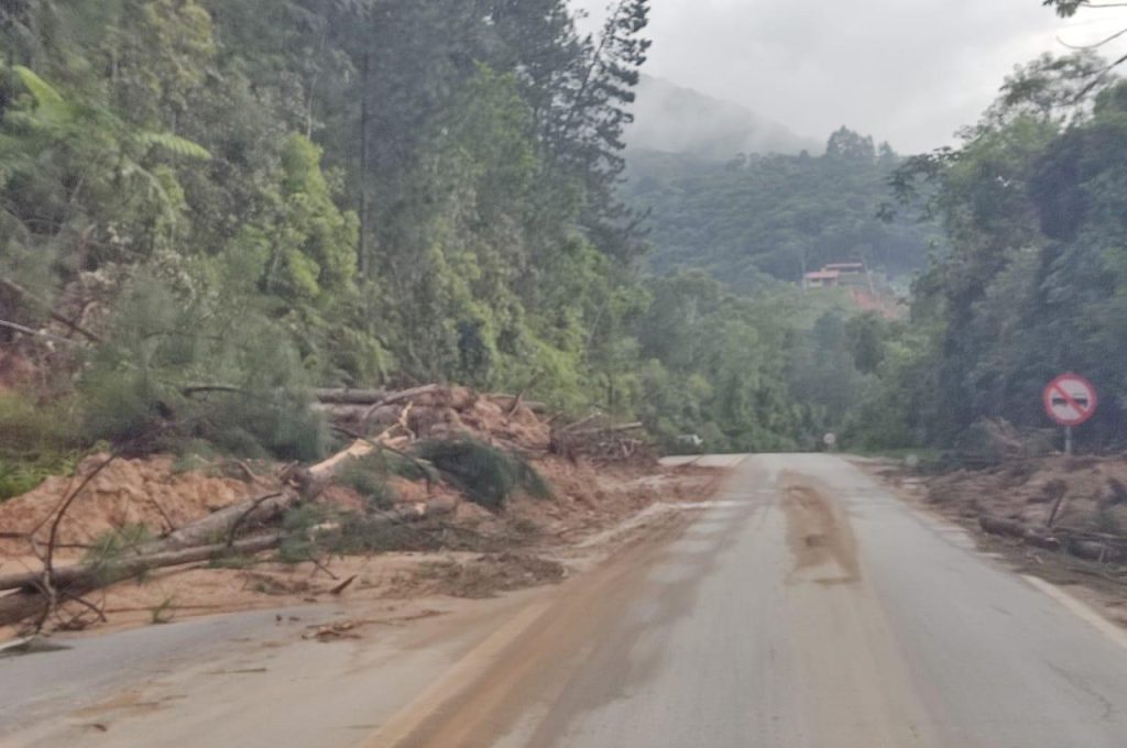 Terra cobrindo rodovia em SC