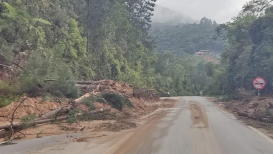 Terra cobrindo rodovia em SC