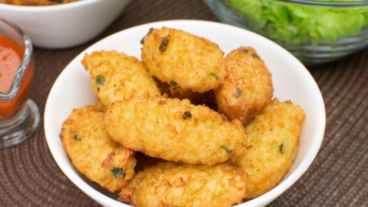 Bolinhos de arroz dentro de bowl branco
