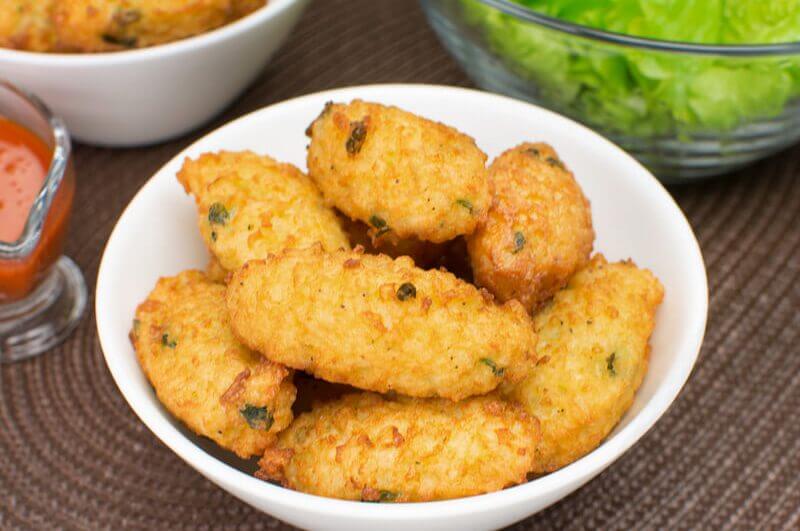 Bolinhos de arroz dentro de bowl branco