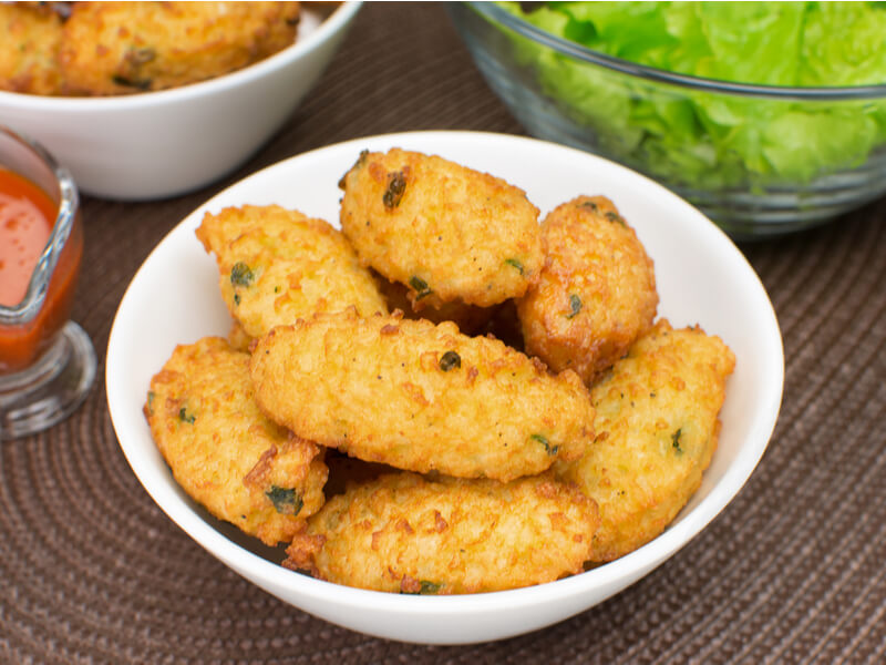 Bolinhos de arroz dentro de bowl branco