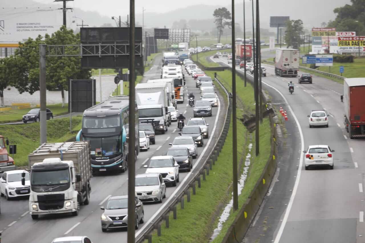 BR-101 no encontro com a BR-470, no Vale do Itajaí