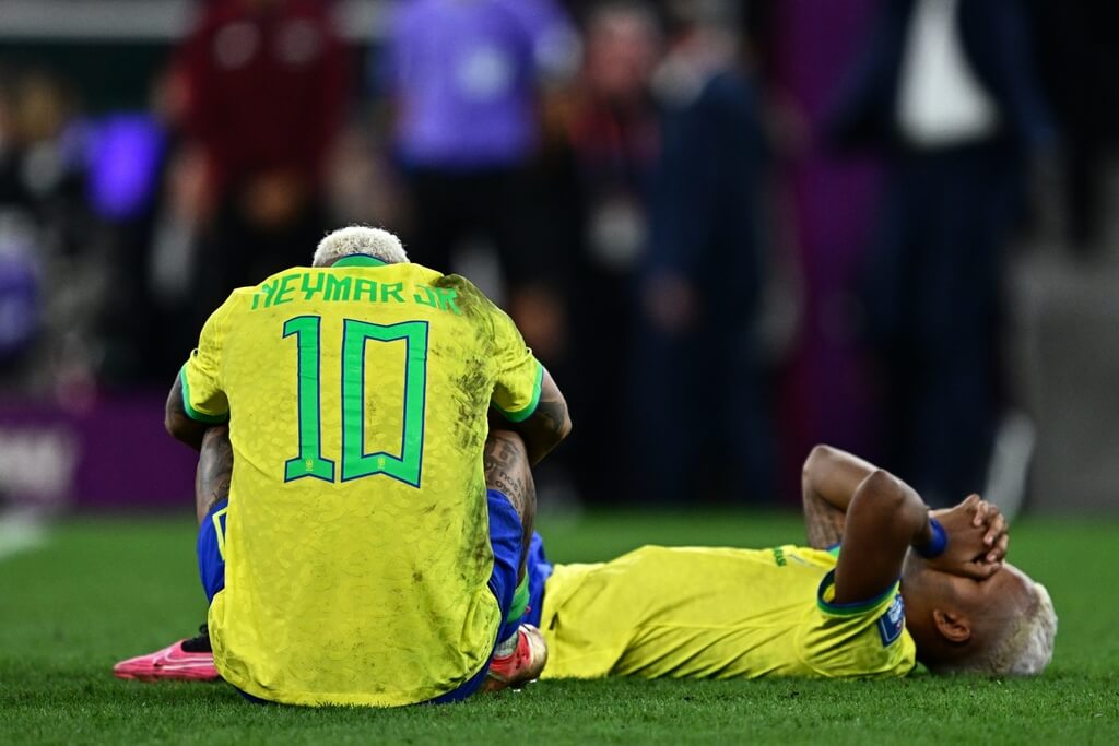 Neymar chora no gramado após eliminação para a Croácia na Copa do Catar