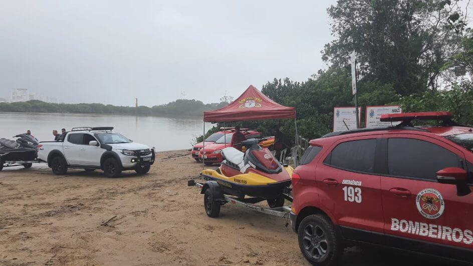 Embarcações são utilizadas nas buscas pelo militar