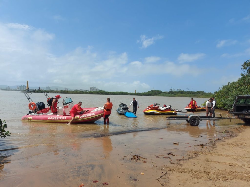 Embarcações são usadas na operação de buscas