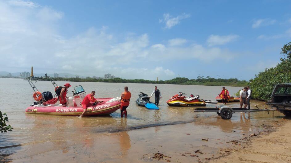 Embarcações são usadas na operação de buscas