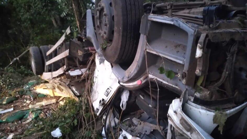 Caminhão capotou no Oeste de SC