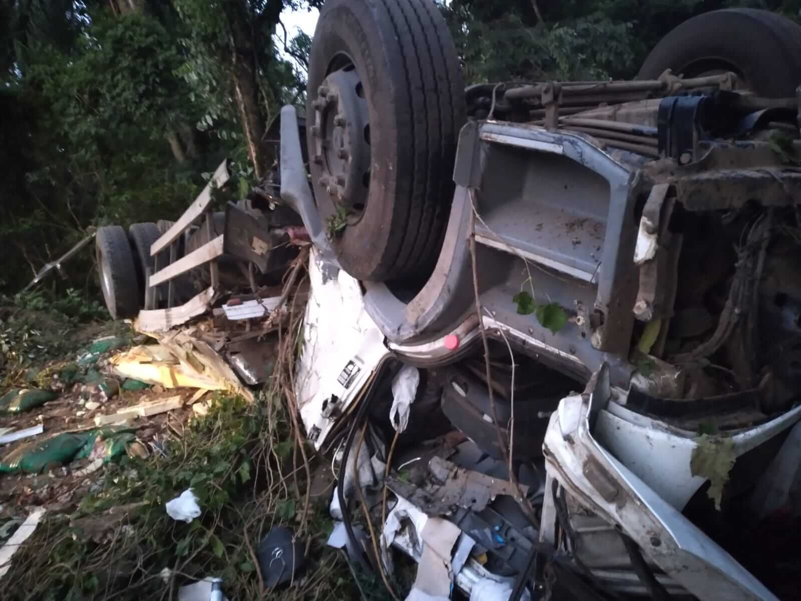 Caminhão capotou no Oeste de SC