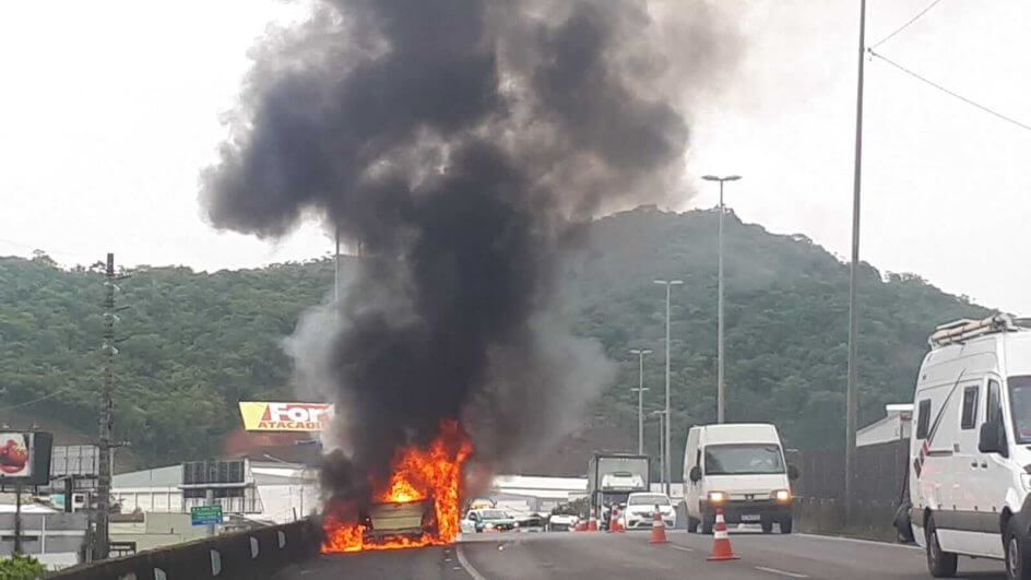 Caminhão pequeno pegou fogo na BR-101