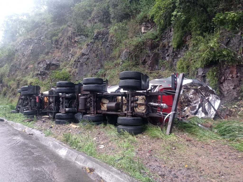 Caminhão tombou às margens da BR-470