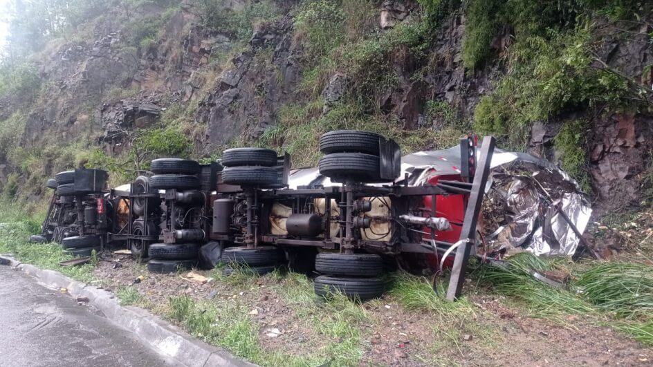 Caminhão tombou às margens da BR-470