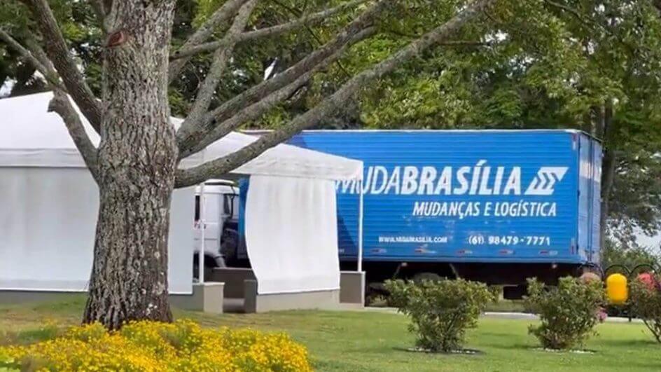 Caminhão de mudança no palácio da alvorada