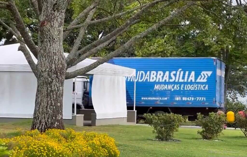 Caminhão de mudança no palácio da alvorada