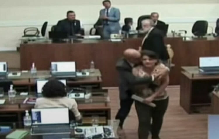 Carla Ayres foi abraçada à força