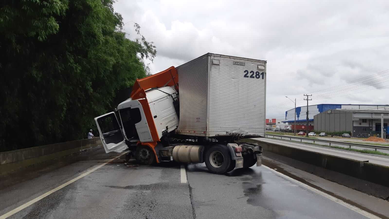 Acidente com carreta bloqueia BR-101