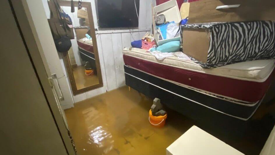 Casa alagada no Rio Tavares