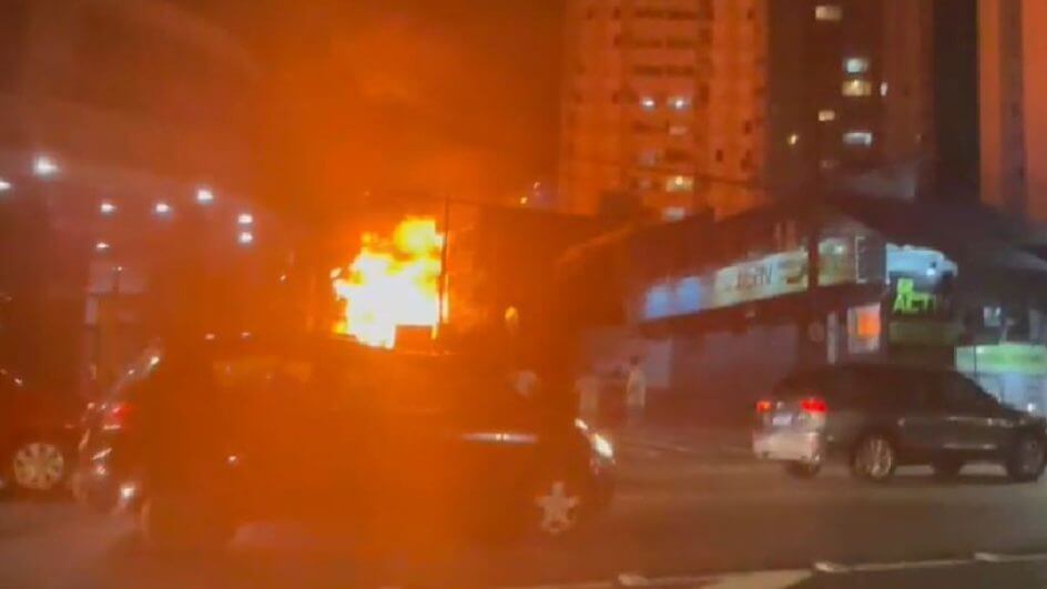 Casa pegou fogo por volta das 20h10min desta segunda