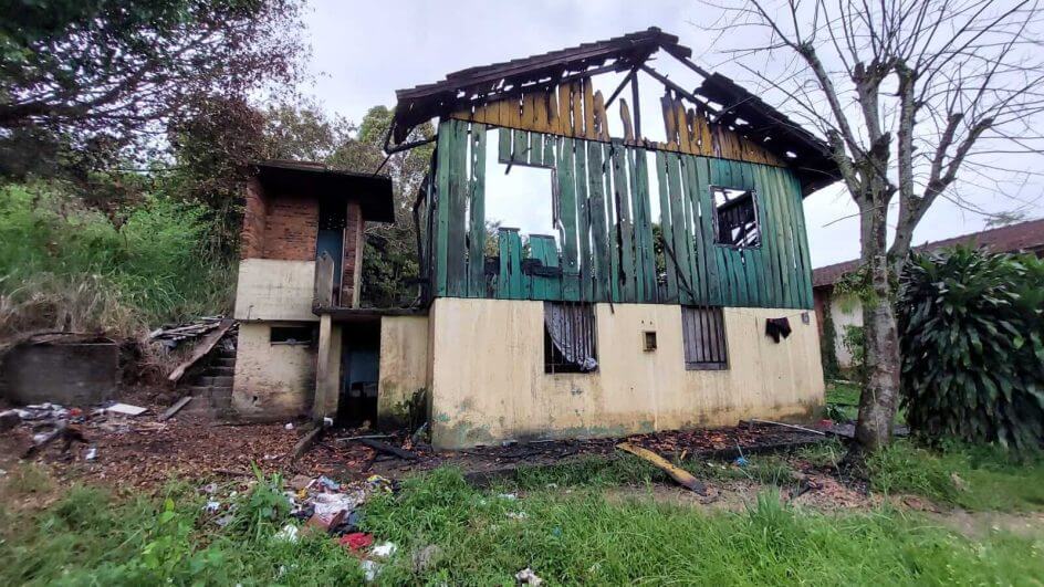 Casa na Itoupava Norte atingida por incêndio