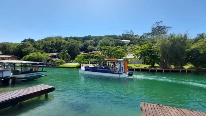 Passeio do catamará ocorre na Lagoa da Conceição, em Florianópolis