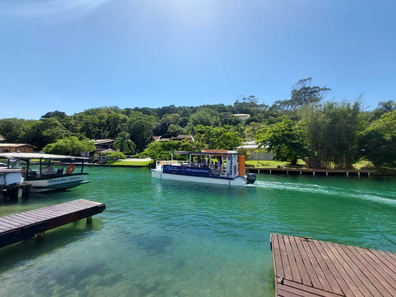 Passeio do catamará ocorre na Lagoa da Conceição, em Florianópolis