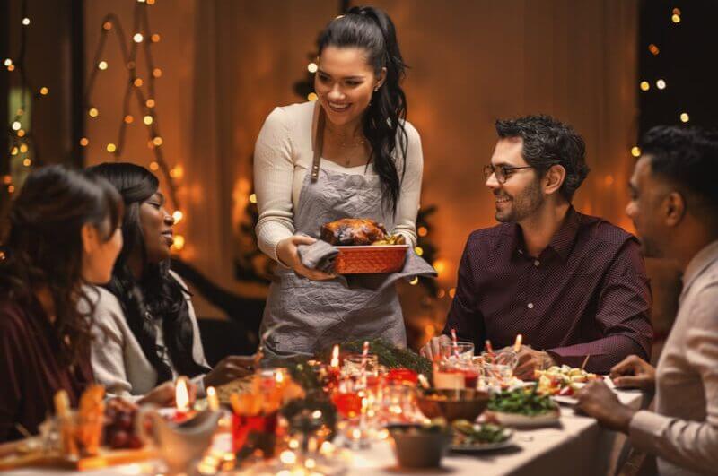 Família reunida ao redor da mesa na ceia de natal
