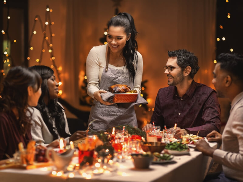 Família reunida ao redor da mesa na ceia de natal