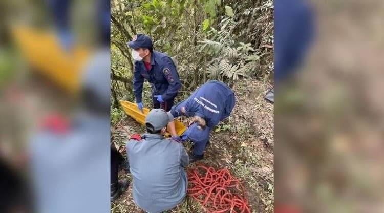 Bombeiros precisaram ser chamados para resgatar corpos de barranco