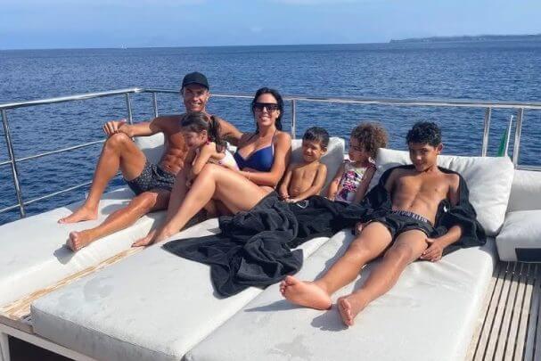 Cristiano Ronaldo com a família em iate