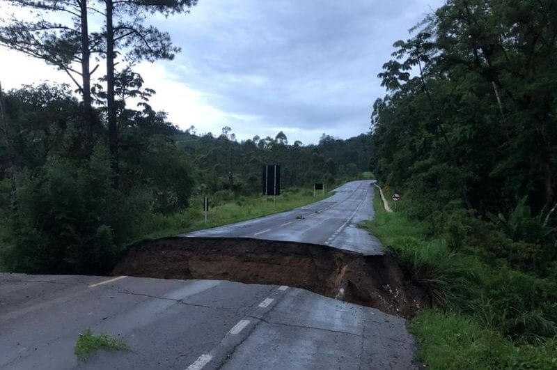 Cratera se abre na BR-280 e divide pista ao meio em Corupá