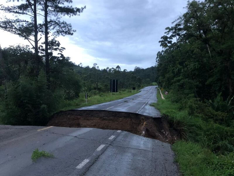 Cratera se abre na BR-280 e divide pista ao meio em Corupá