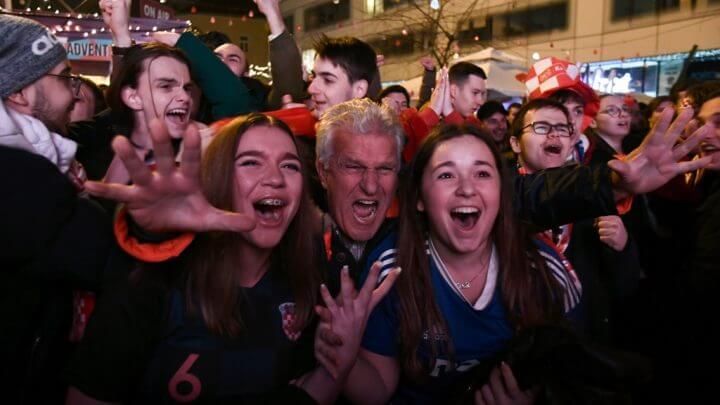 Torcedores croatas festejam vitória diante do Brasil na Copa do Catar