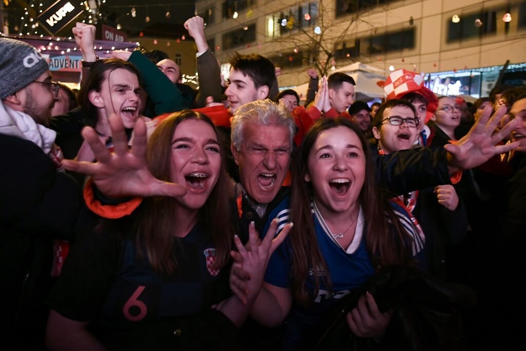 Torcedores croatas festejam vitória diante do Brasil na Copa do Catar