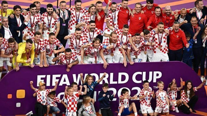 Jogadores da Croácia celebram a conquista do terceiro lugar na Copa do Catar