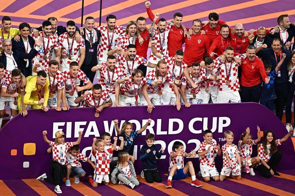 Jogadores da Croácia celebram a conquista do terceiro lugar na Copa do Catar