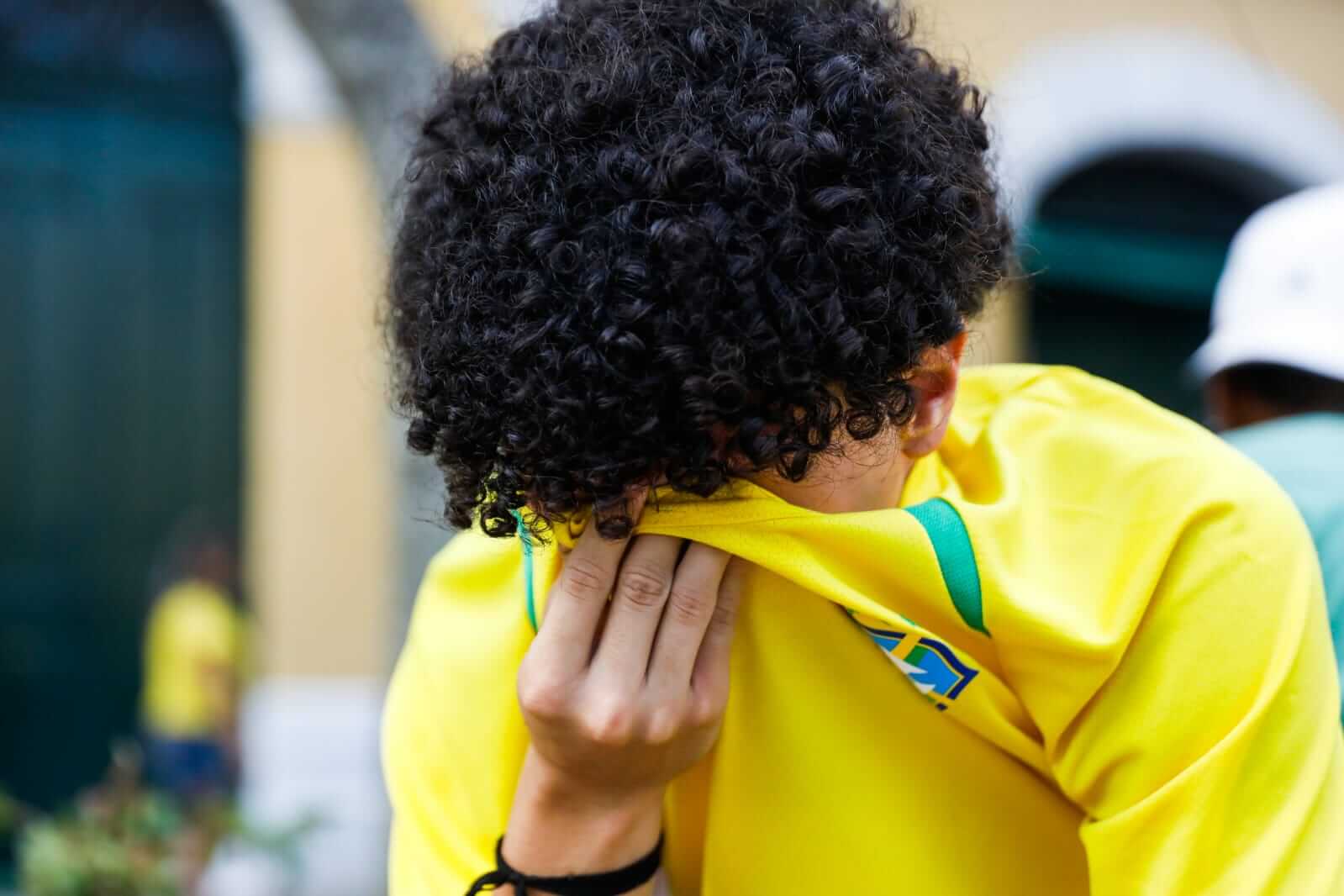 Torcedores lamenram derrota no Brasil nas quartas de final da Copa do Mundo