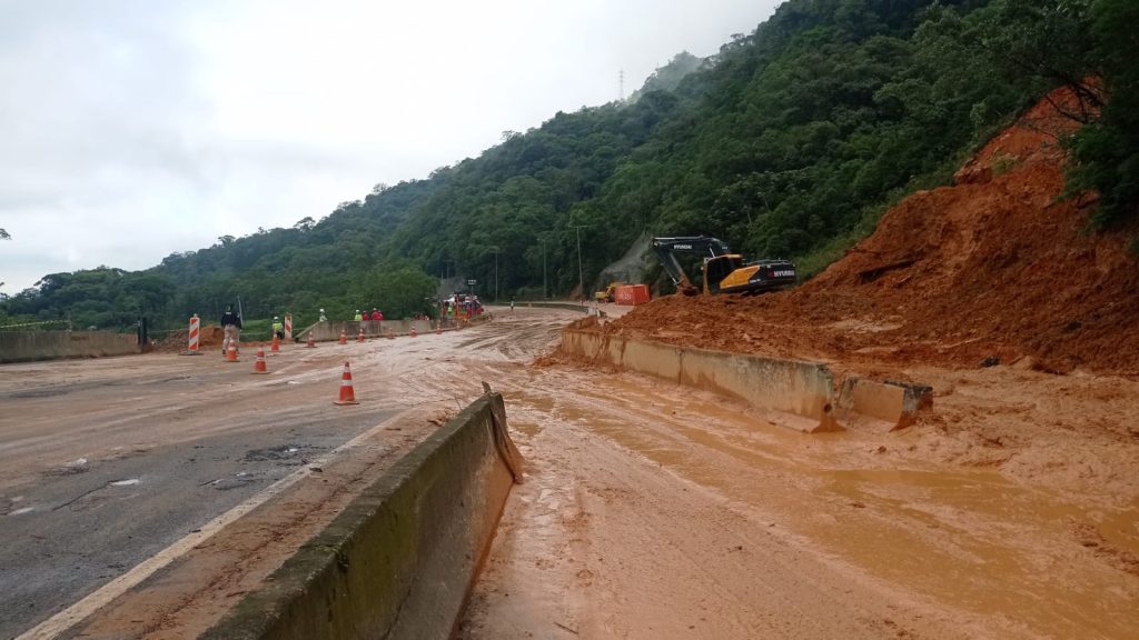 Deslizamento na BR-376
