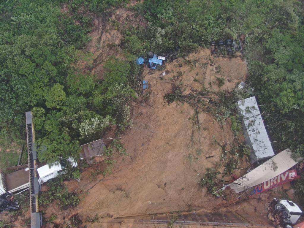 Rodovia segue interditada após o acidente
