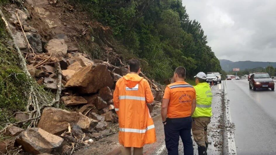 Deslizamento na SC-401, em Florianópolis (Prefeitura de Florianópolis, divulgação)