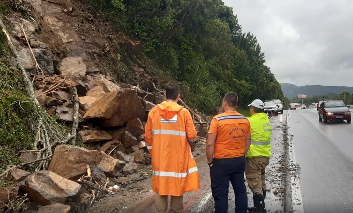 Deslizamento na SC-401, em Florianópolis (Prefeitura de Florianópolis, divulgação)