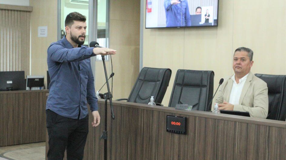 Diego Nasato e Almir Vieira durante a posse do novo vereador