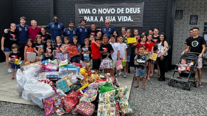 entrega presentes joinville volei