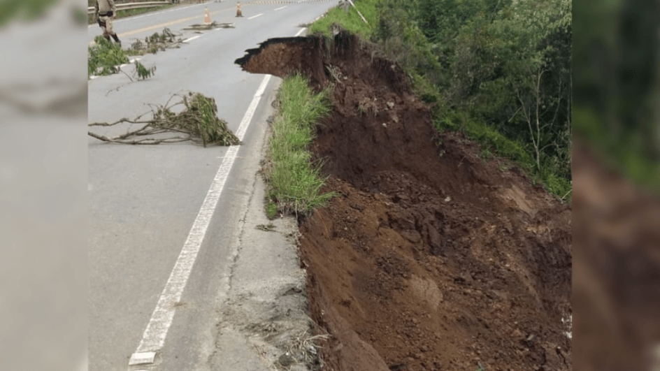 Na Serra Dona Francisca, via ficou bloqueada após estragos