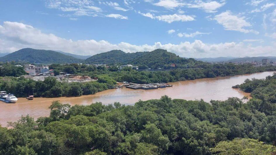 Balsas prontas para queima de fogos em Balneário Camboriú